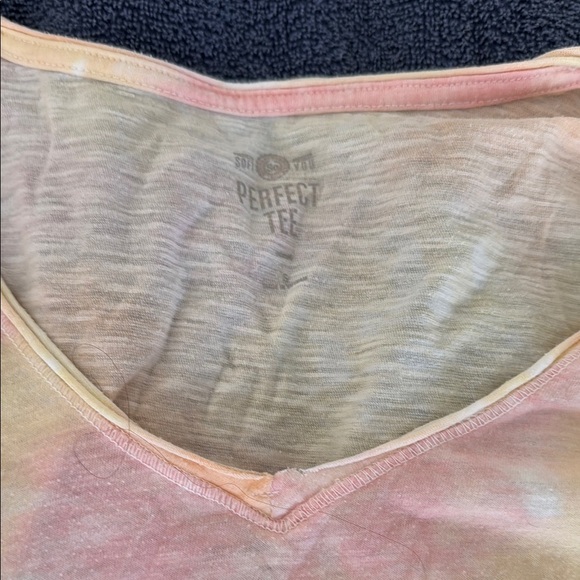 Tie-Dye V-Neck Capri Top - Picture 3 of 4